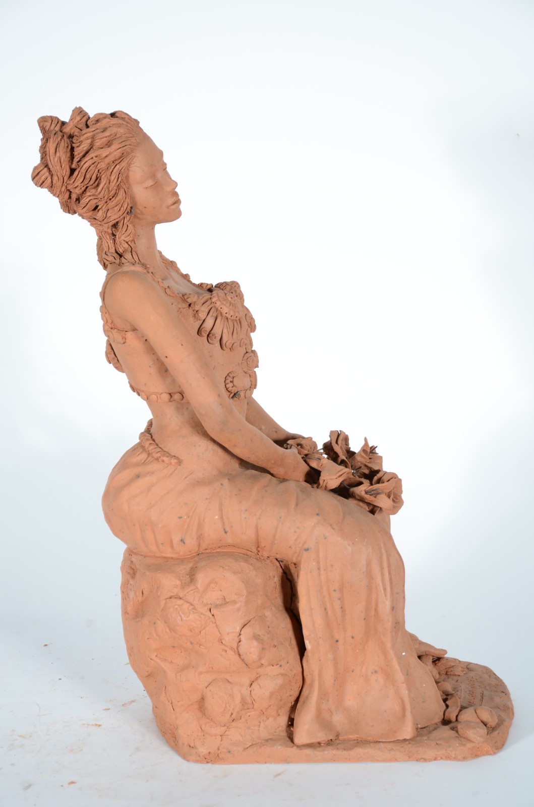 Escultura em barro cozido representando figura feminina sentada com... - foto 4 de 7