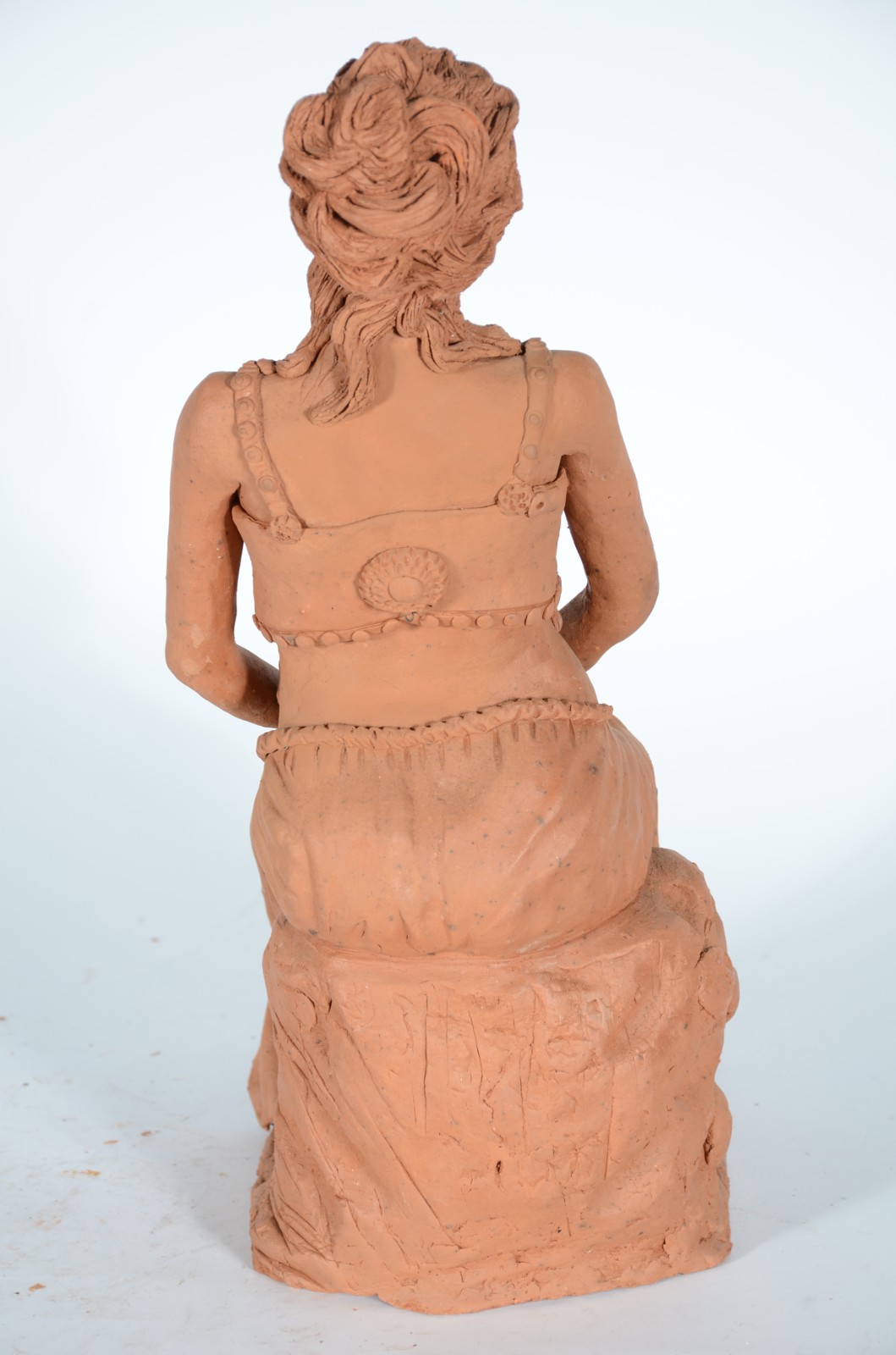 Escultura em barro cozido representando figura feminina sentada com... - foto 5 de 7