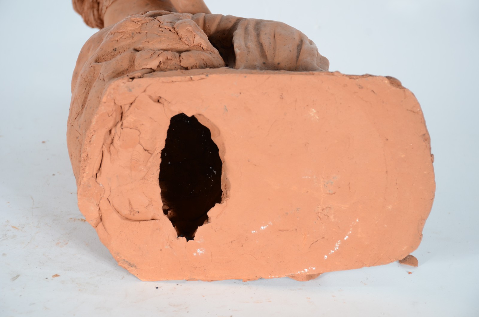 Escultura em barro cozido representando figura feminina sentada com... - foto 7 de 7