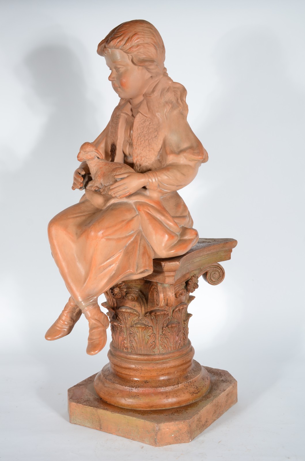 Escultura europeia em material cerâmico representando menina com... - foto 1 de 9