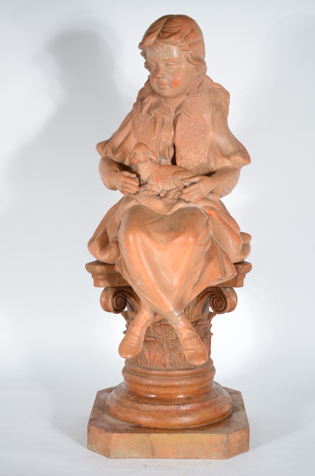 Escultura europeia em material cerâmico representando menina com... - foto 2 de 9