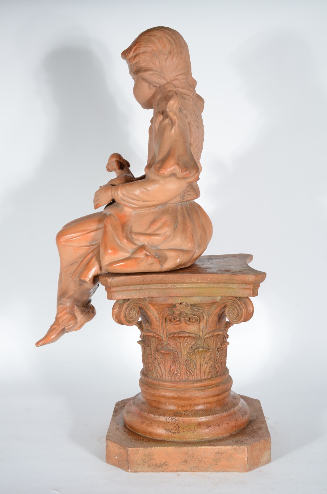 Escultura europeia em material cerâmico representando menina com... - foto 3 de 9