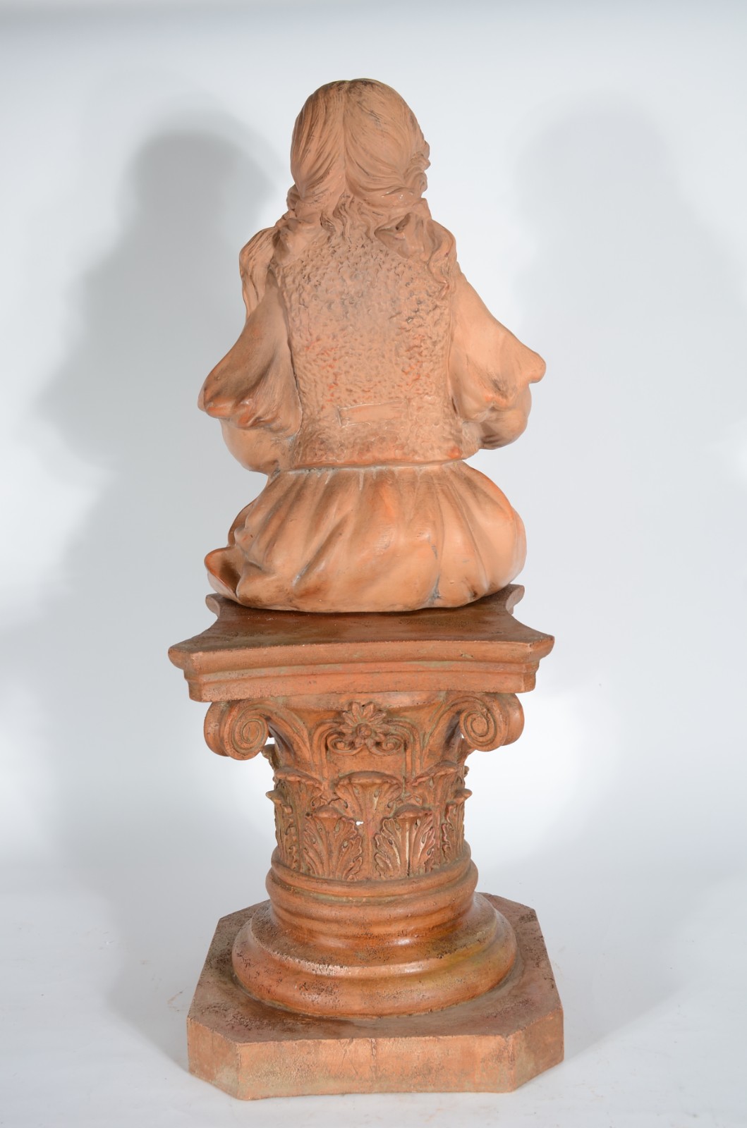 Escultura europeia em material cerâmico representando menina com... - foto 4 de 9
