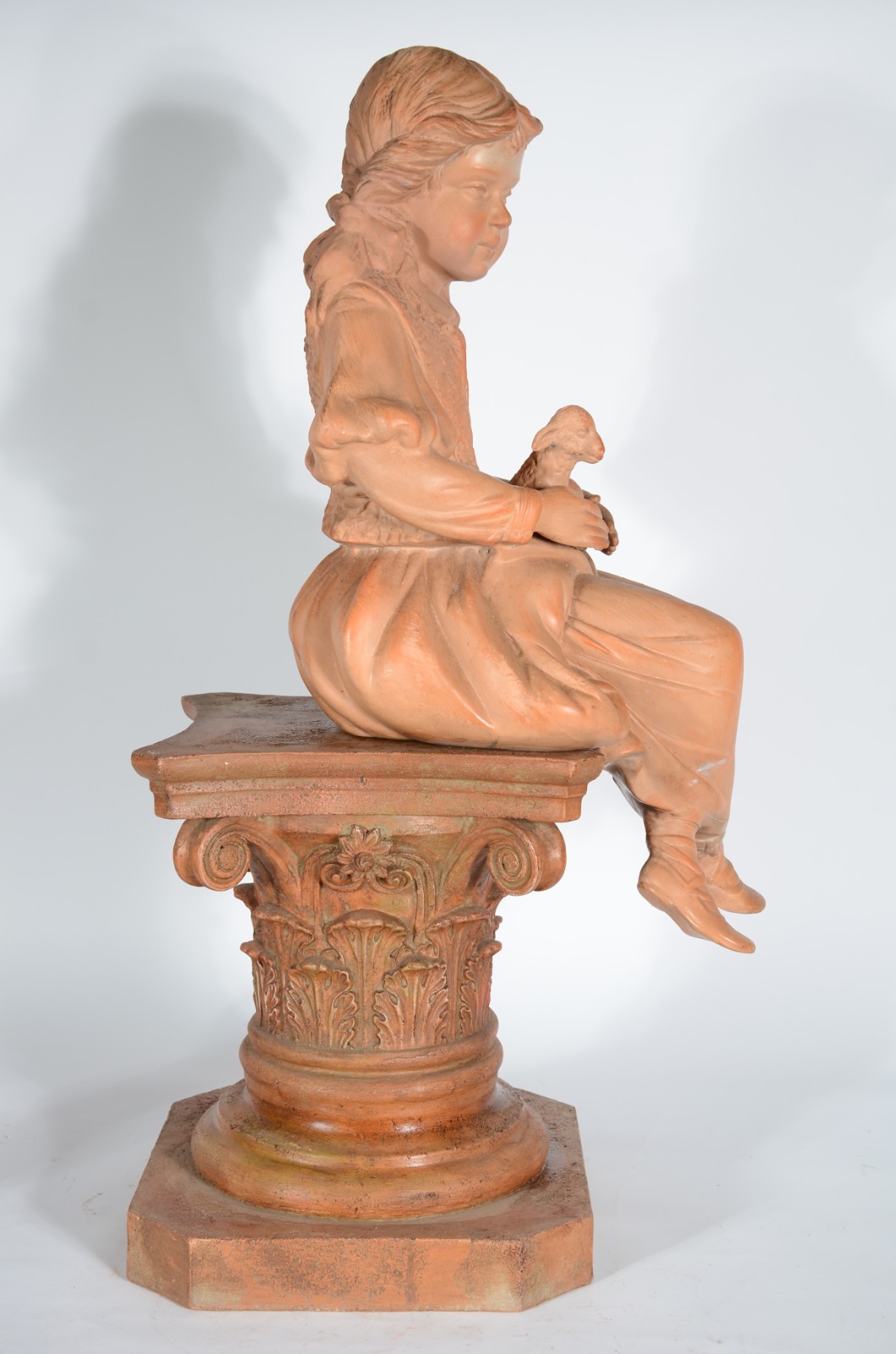 Escultura europeia em material cerâmico representando menina com... - foto 5 de 9