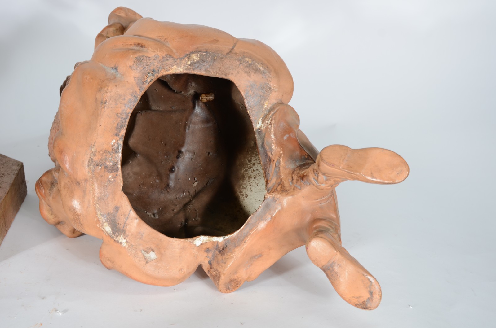 Escultura europeia em material cerâmico representando menina com... - foto 6 de 9