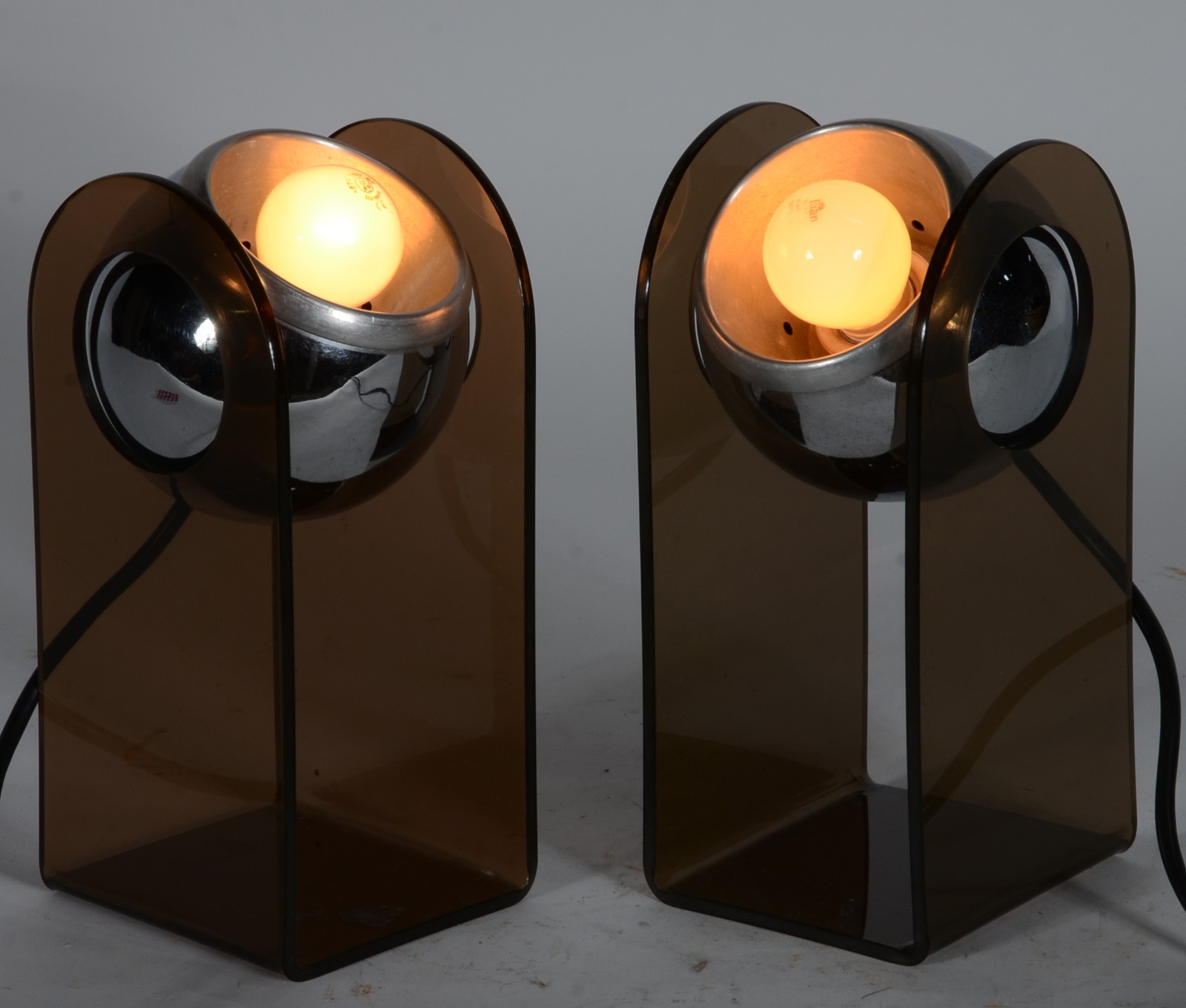 Par de luminárias em acrílico fumé e metal. Acendimento por toque... - foto 6 de 6