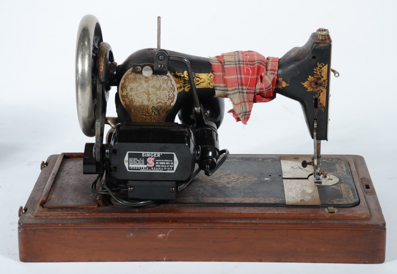 Máquina de costura Singer antiga. - foto 4 de 8