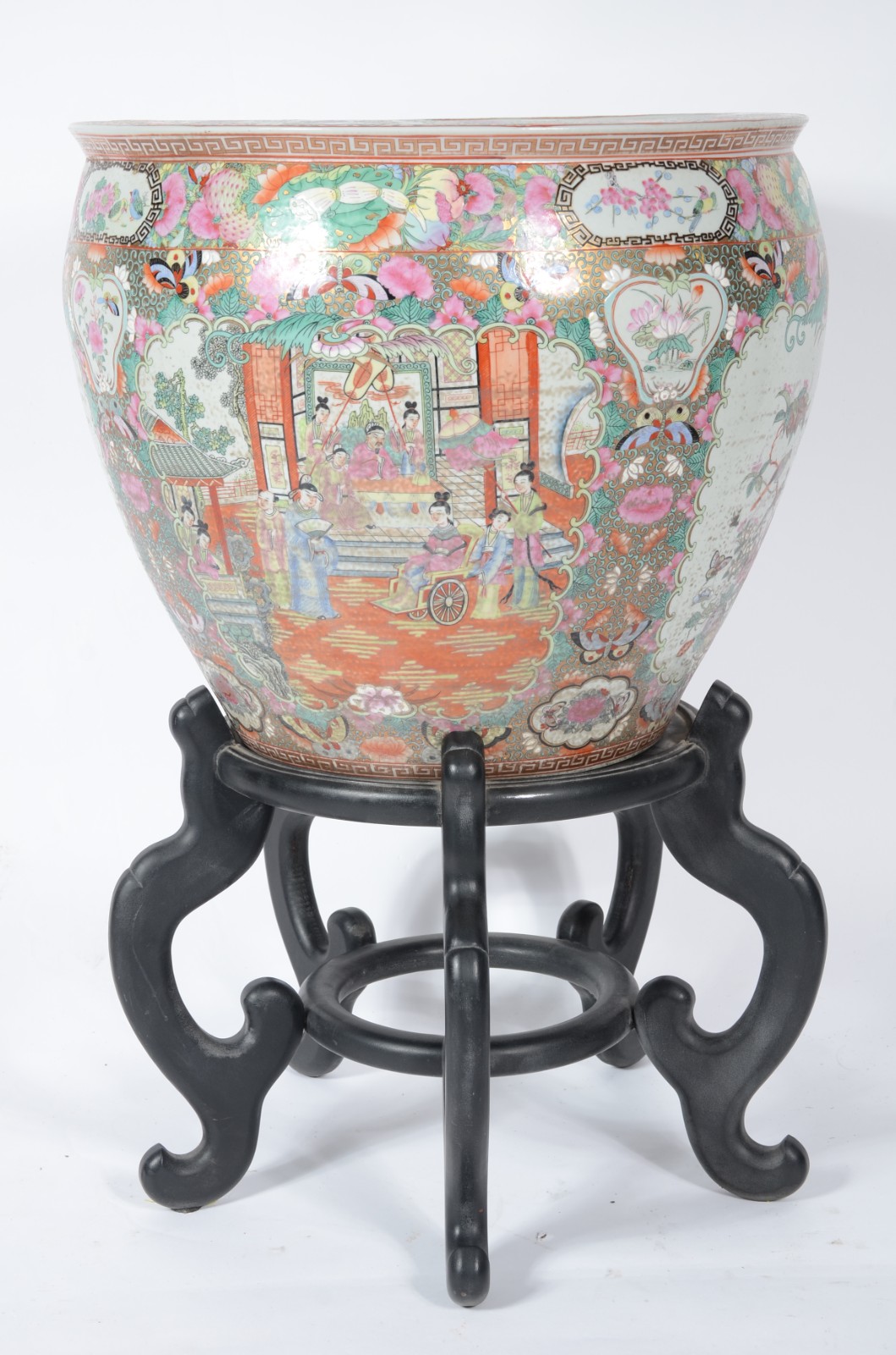 Aquário de porcelana chinesa decorado com arranjos florais em tons de... - foto 2 de 6