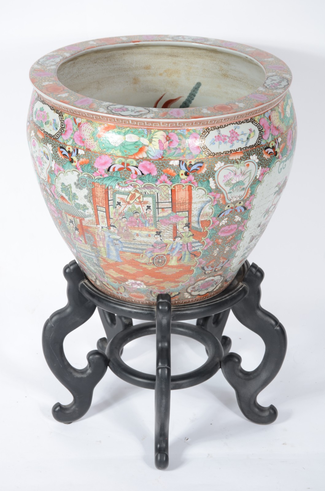 Aquário de porcelana chinesa decorado com arranjos florais em tons de... - foto 3 de 6