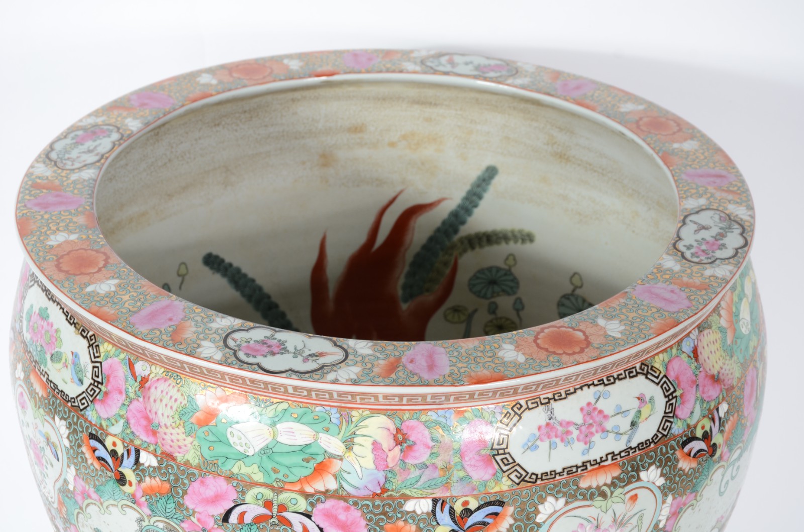 Aquário de porcelana chinesa decorado com arranjos florais em tons de... - foto 4 de 6