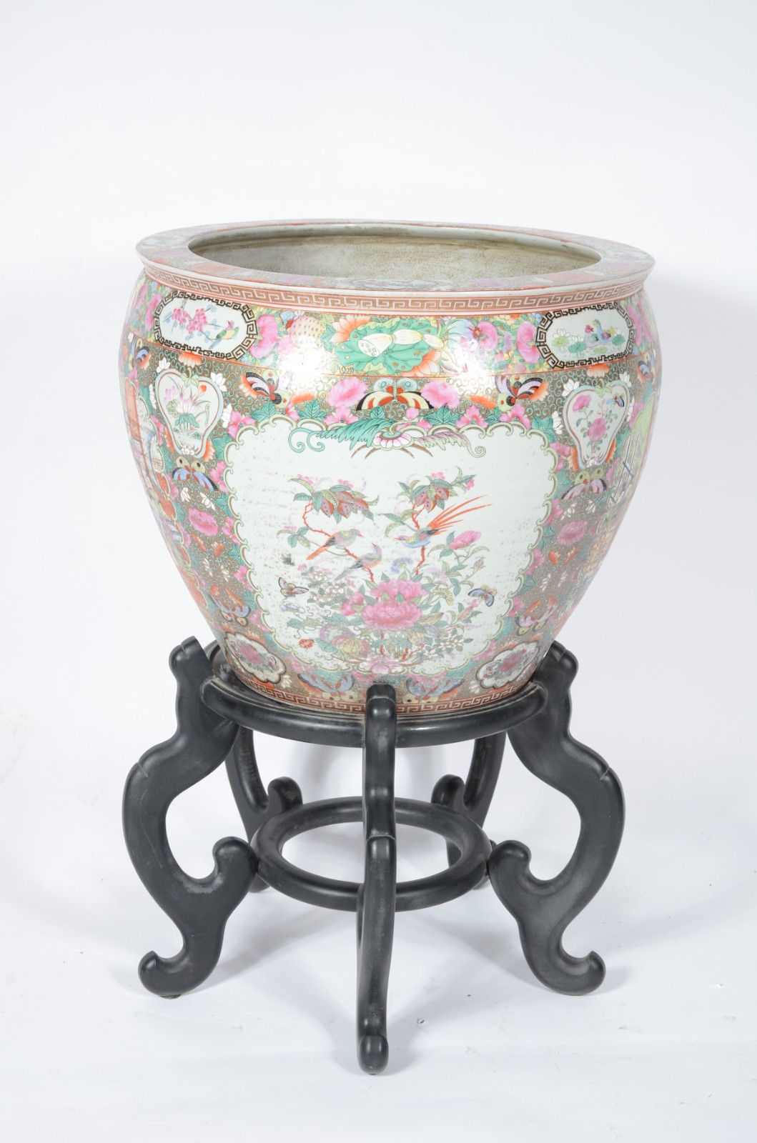 Aquário de porcelana chinesa decorado com arranjos florais em tons de... - foto 1 de 6