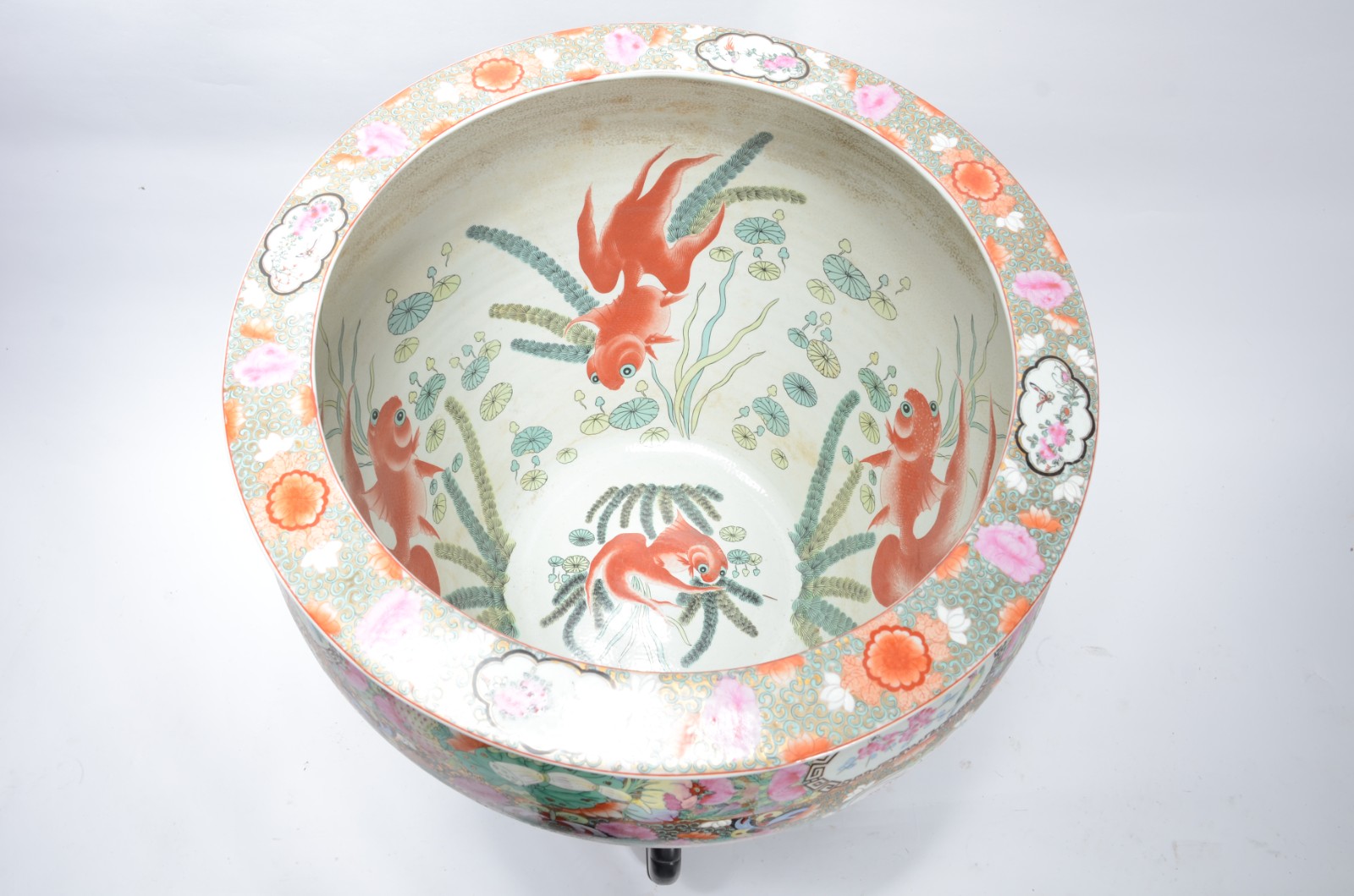 Aquário de porcelana chinesa decorado com arranjos florais em tons de... - foto 5 de 6