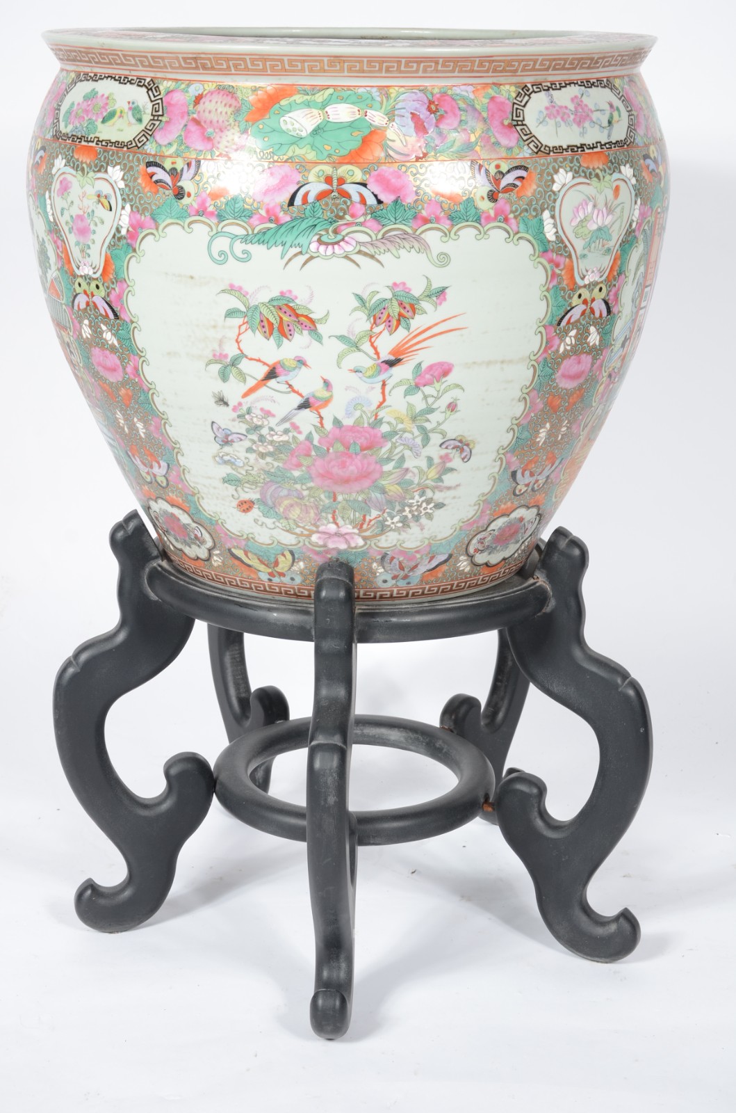 Aquário de porcelana chinesa decorado com arranjos florais em tons de... - foto 1 de 4