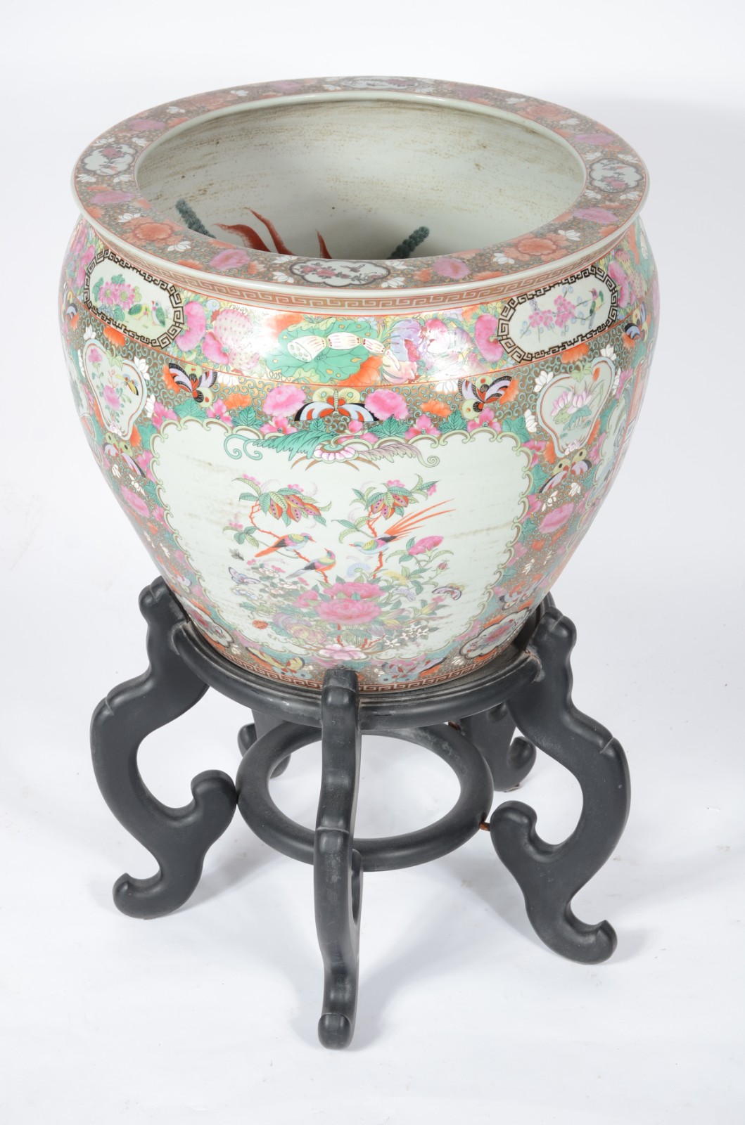 Aquário de porcelana chinesa decorado com arranjos florais em tons de... - foto 2 de 4