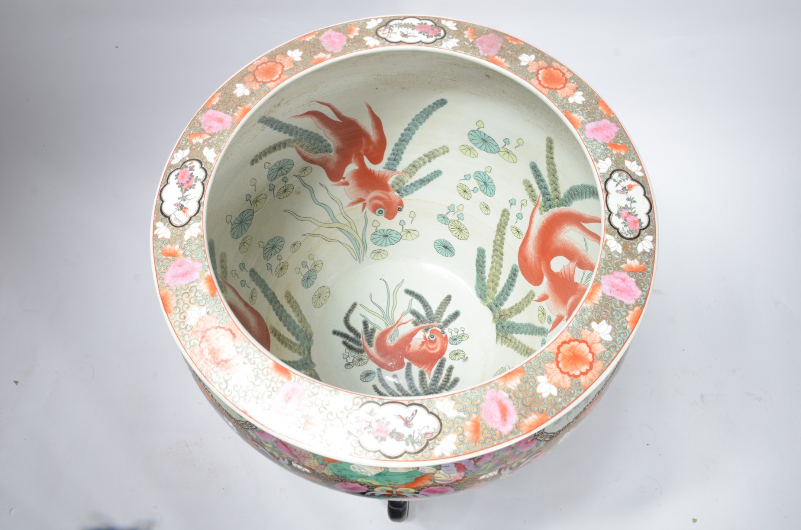 Aquário de porcelana chinesa decorado com arranjos florais em tons de... - foto 3 de 4