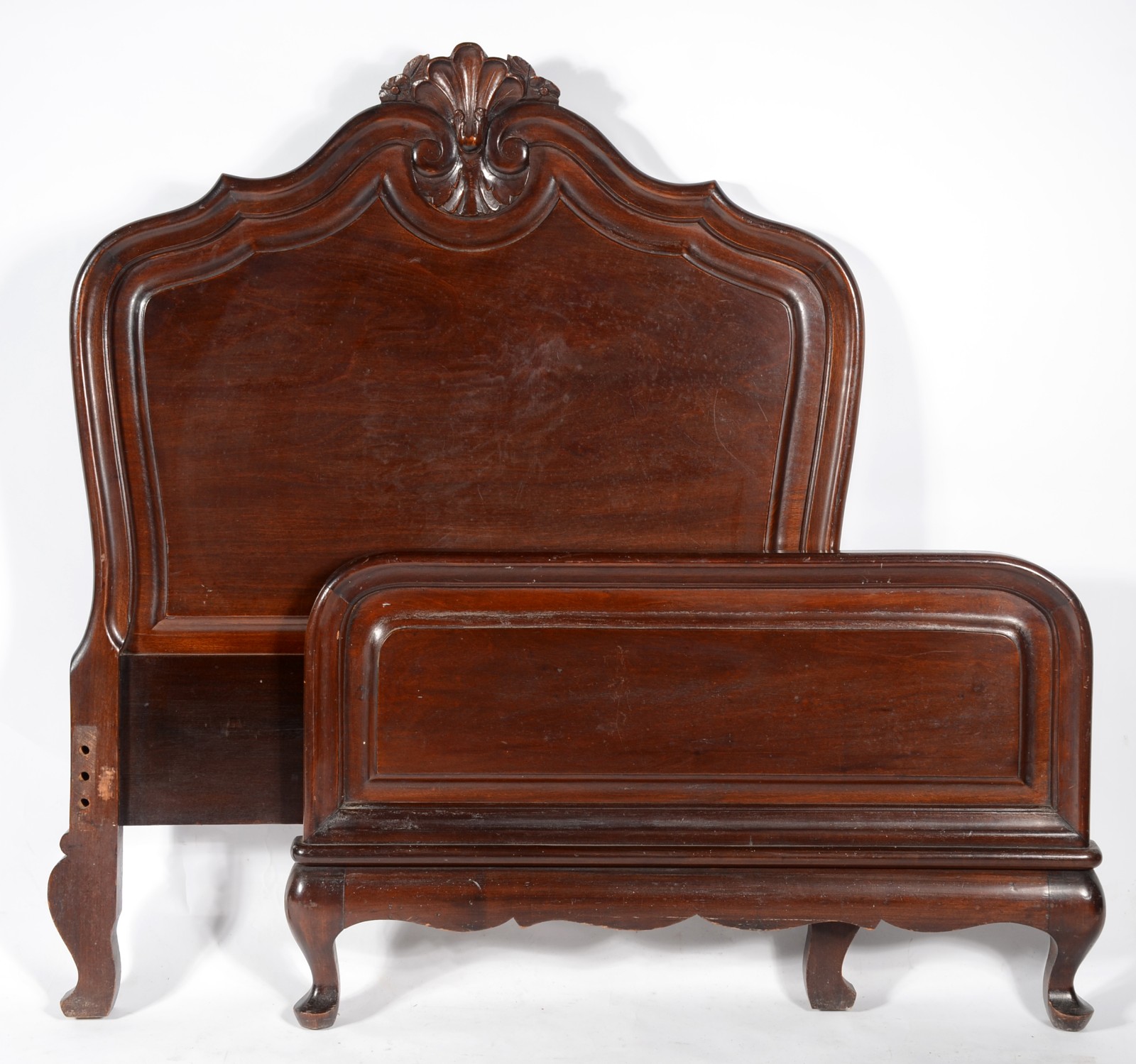 Cama de solteiro de madeira nobre, estilo chipendale. Completa com... - foto 1 de 7