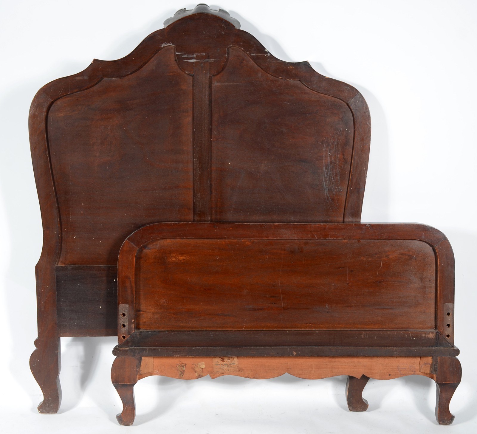 Cama de solteiro de madeira nobre, estilo chipendale. Completa com... - foto 2 de 7