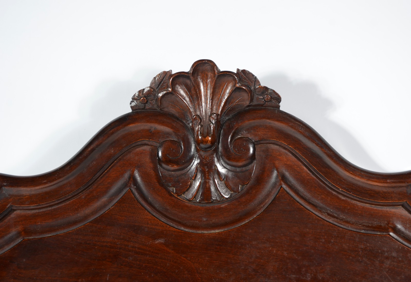 Cama de solteiro de madeira nobre, estilo chipendale. Completa com... - foto 6 de 7