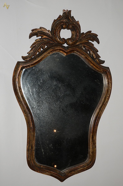 Espelho com moldura de madeira patinada. Medidas 80 x 48 cm.