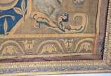 Tapeçaria, provavelmente italiana, decorada em ... - Tapeçaria, provavelmente italiana, decorada em estilo renascentista, ornada por elementos arquitetônicos, adornos florais, figuras e animais. Ap...