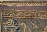 Tapeçaria, provavelmente italiana, decorada em ... - Tapeçaria, provavelmente italiana, decorada em estilo renascentista, ornada por elementos arquitetônicos, adornos florais, figuras e animais. Ap...