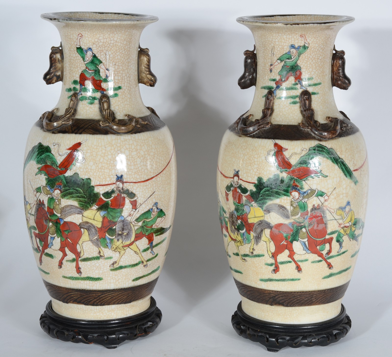 Par de vasos orientais de faiança craquelê, decorados com guerreiros... - foto 1 de 9
