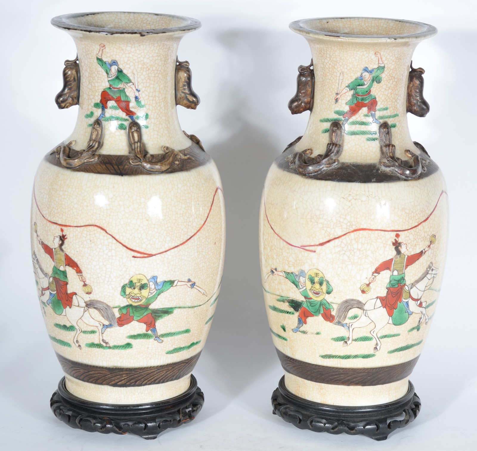 Par de vasos orientais de faiança craquelê, decorados com guerreiros... - foto 2 de 9