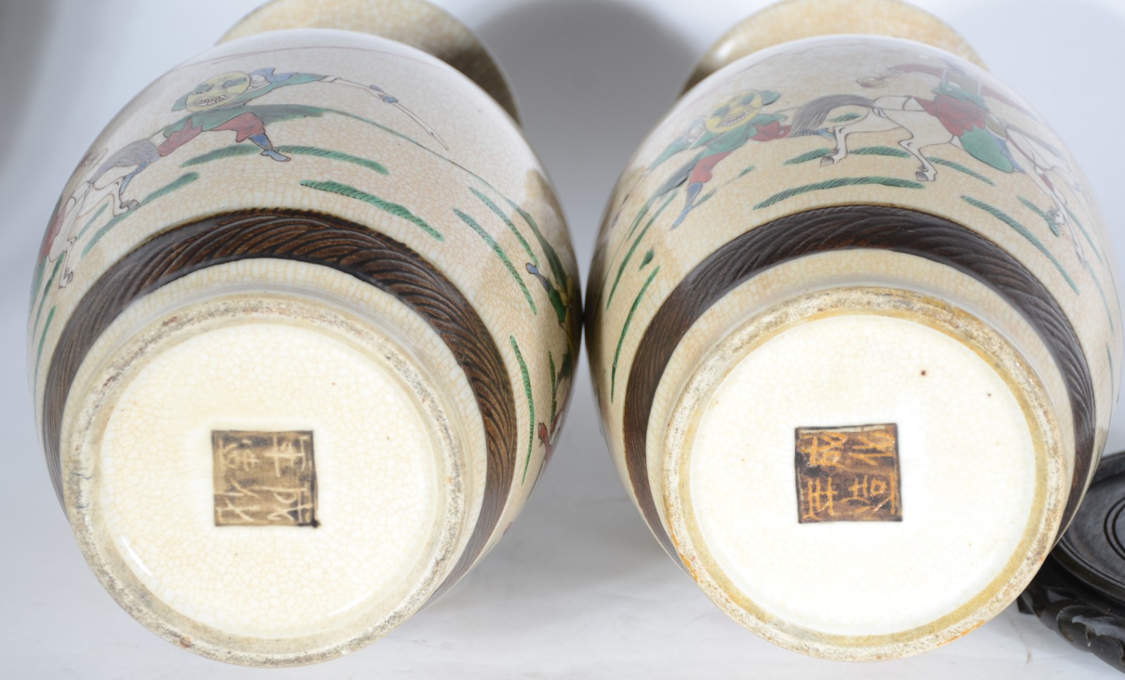Par de vasos orientais de faiança craquelê, decorados com guerreiros... - foto 6 de 9