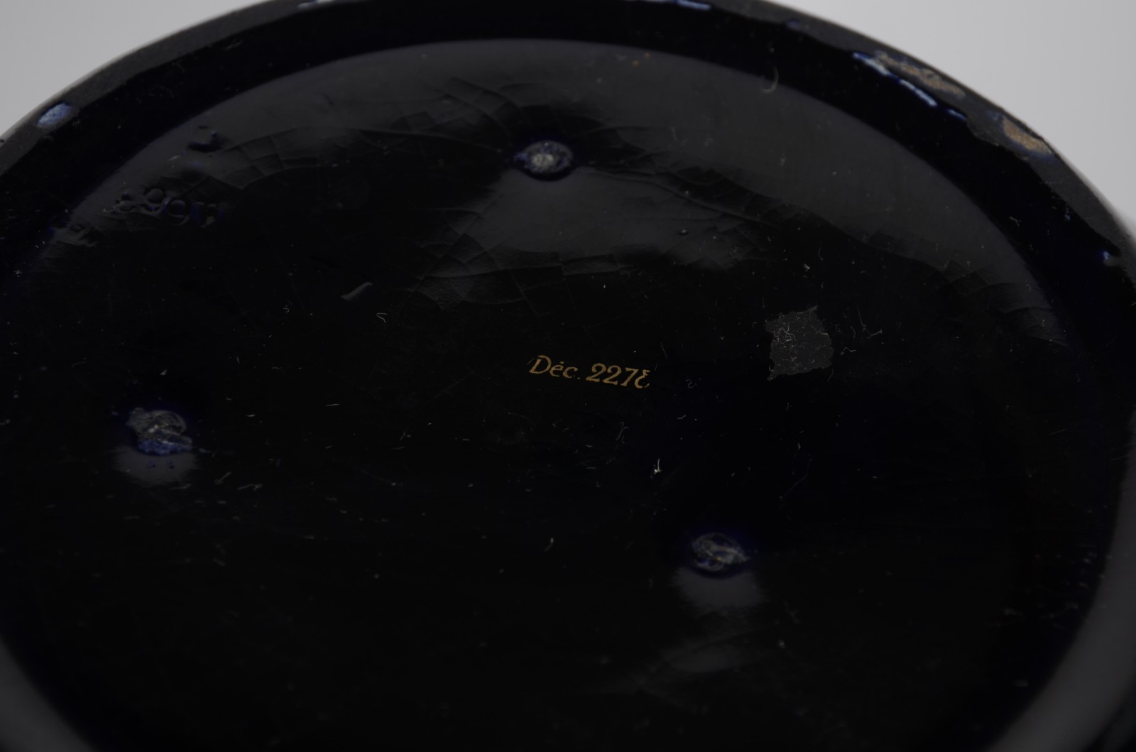 Cachepot de faiança azul cobalto com guirlandas florais, interior na... - foto 7 de 7