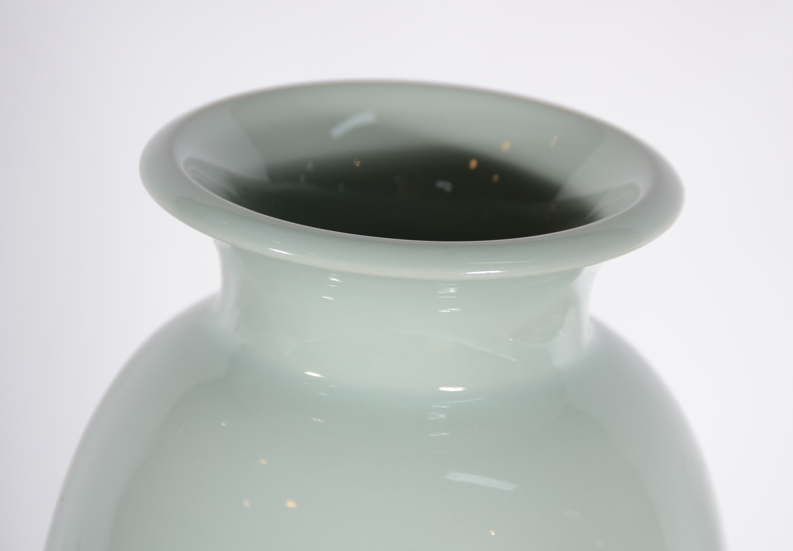 Vaso de porcelana esverdeada com águias brancas. - foto 3 de 4