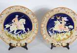 Par de medalhões de cerâmica austríaca majolica... - Par de medalhões de cerâmica austríaca majolica - Josef Steidl - Znaim, decorados com casal a cavalo em relevo policromado, bordas vazadas.