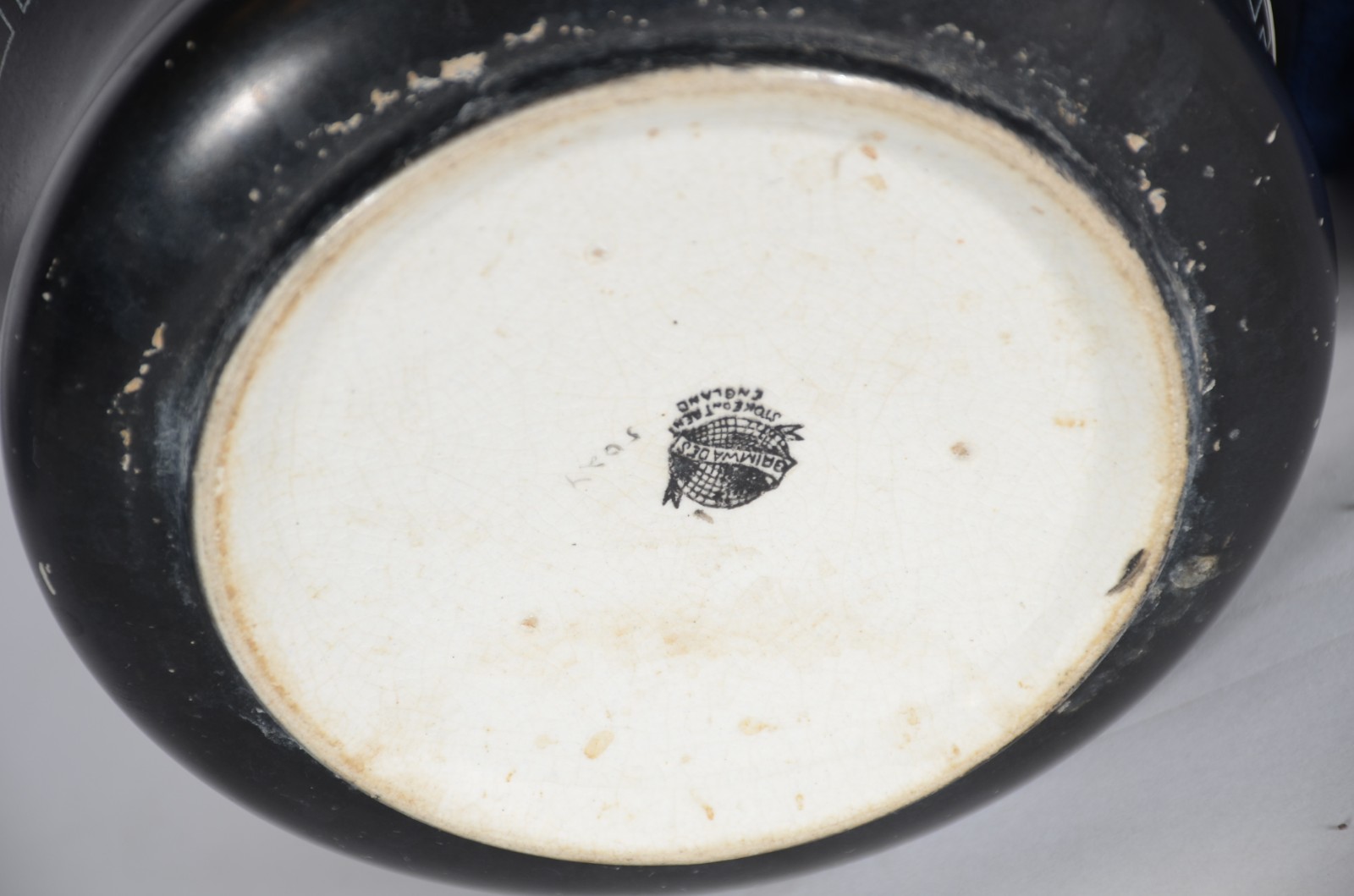 Cachepot de porcelana inglesa preta com figuras de musicistas em... - foto 3 de 3