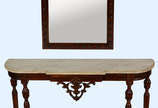 Console de madeira nobre, pernas cilíndricas,  ... - Console de madeira nobre, pernas cilíndricas,  saia com guirlanda floral entalhada, tampo de mármore. Acompanha espelho de cristal bisotado.