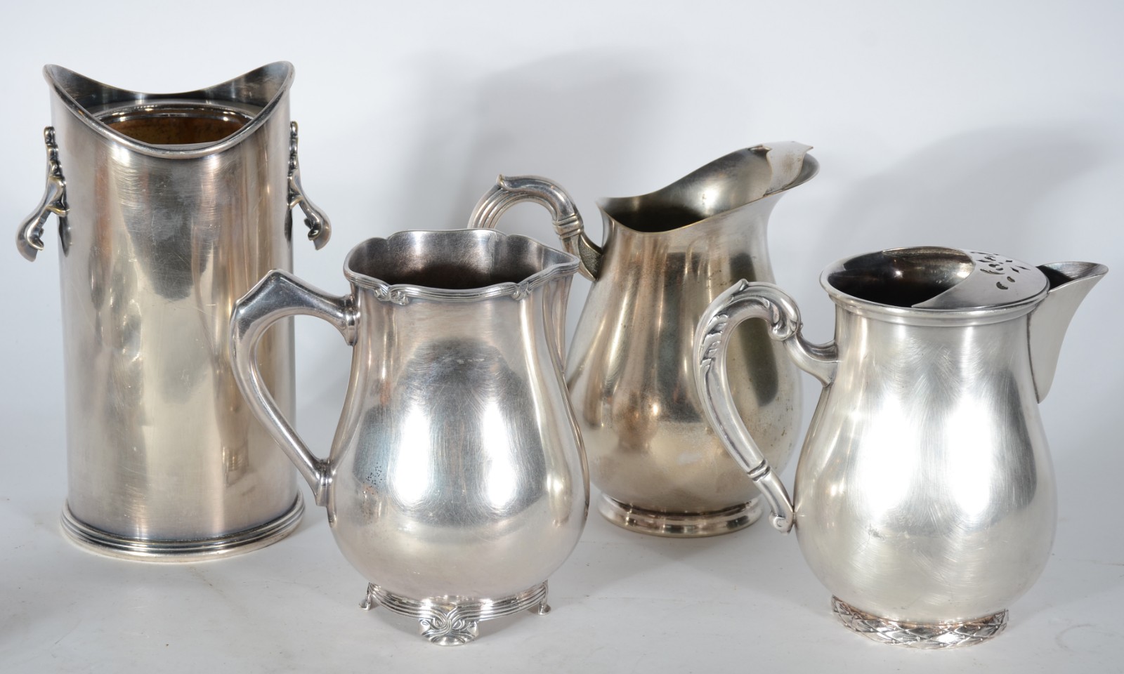 Diversas peças de metal prateado, sendo: 3 jarras para água; porta... - foto 2 de 8