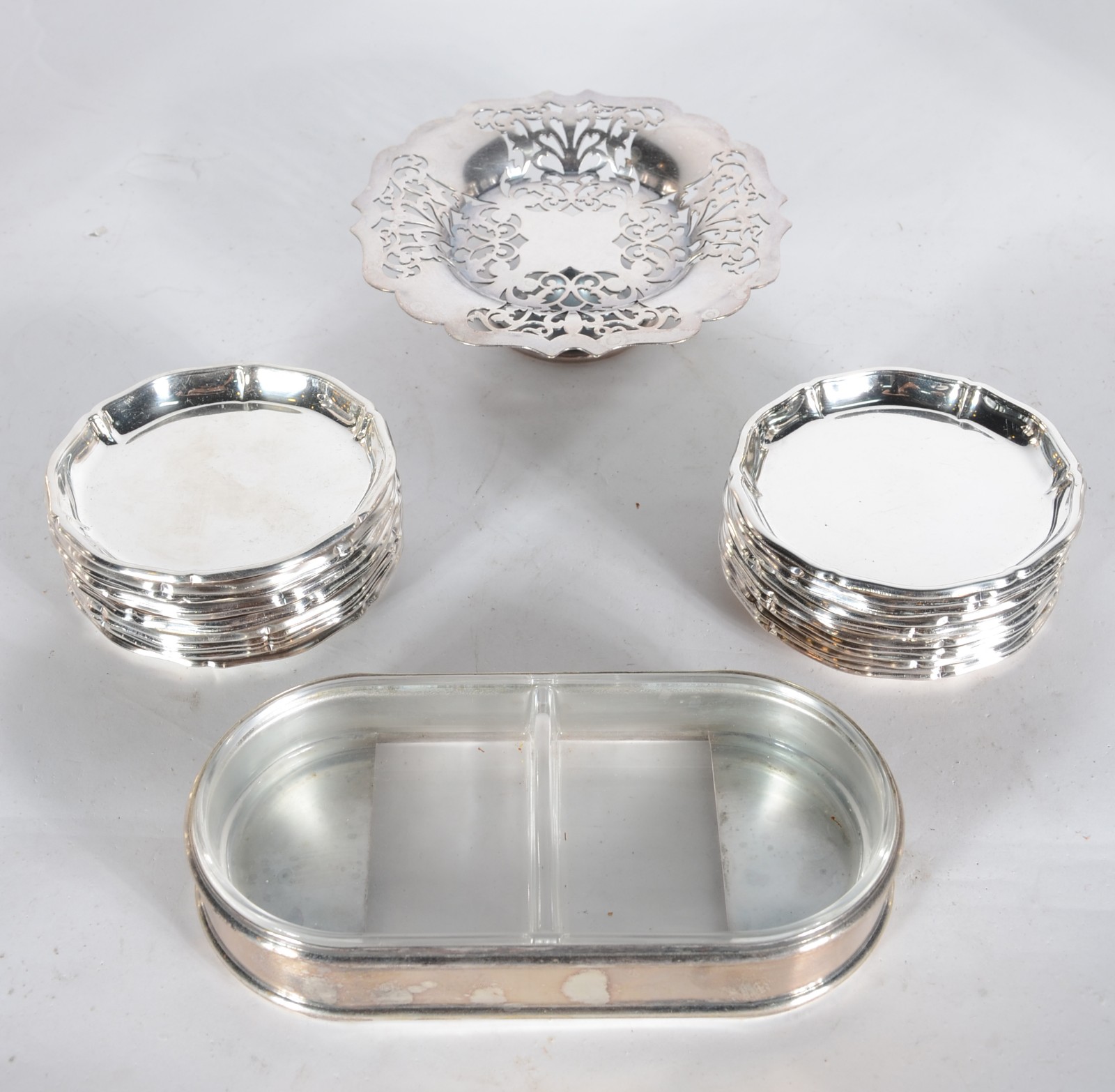Diversas peças de metal prateado, sendo: 3 jarras para água; porta... - foto 3 de 8