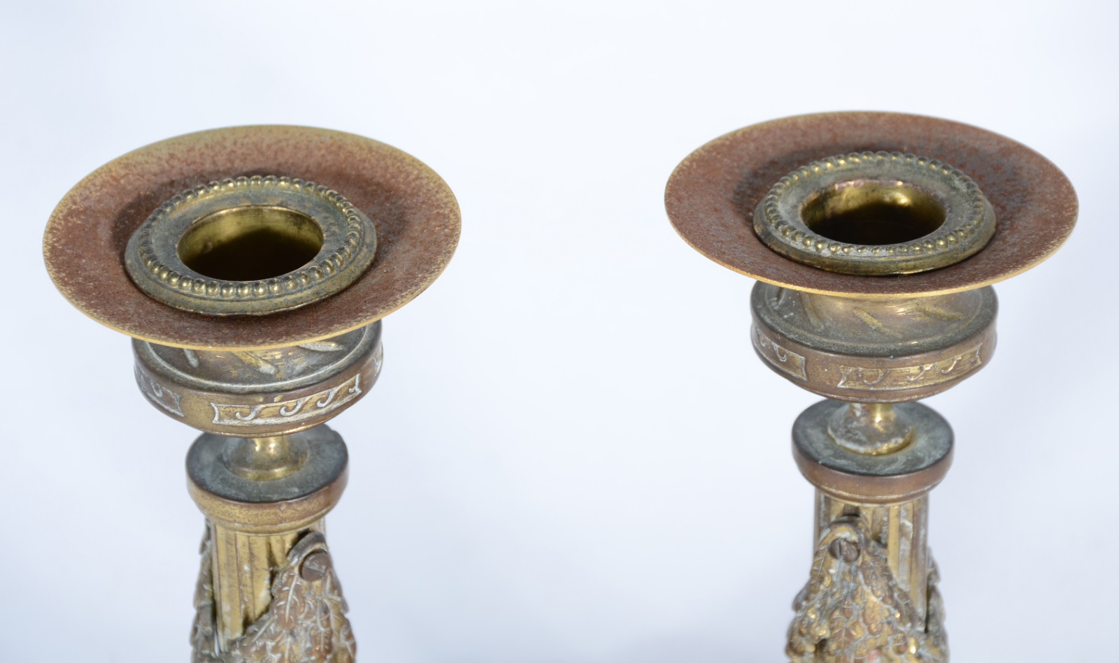 Par de castiçais de metal dourado na forma de colunas gregas com... - foto 3 de 4
