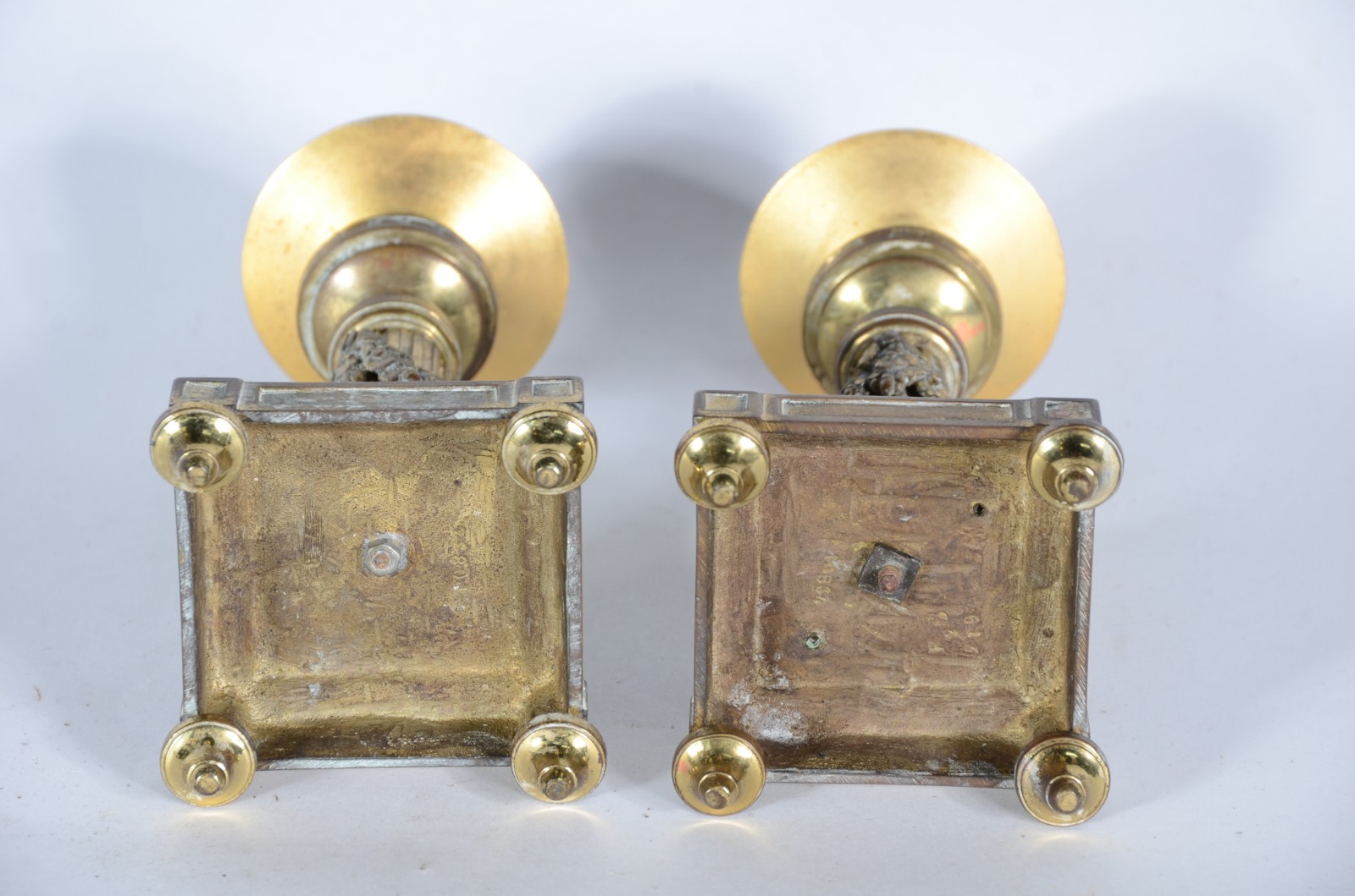 Par de castiçais de metal dourado na forma de colunas gregas com... - foto 4 de 4