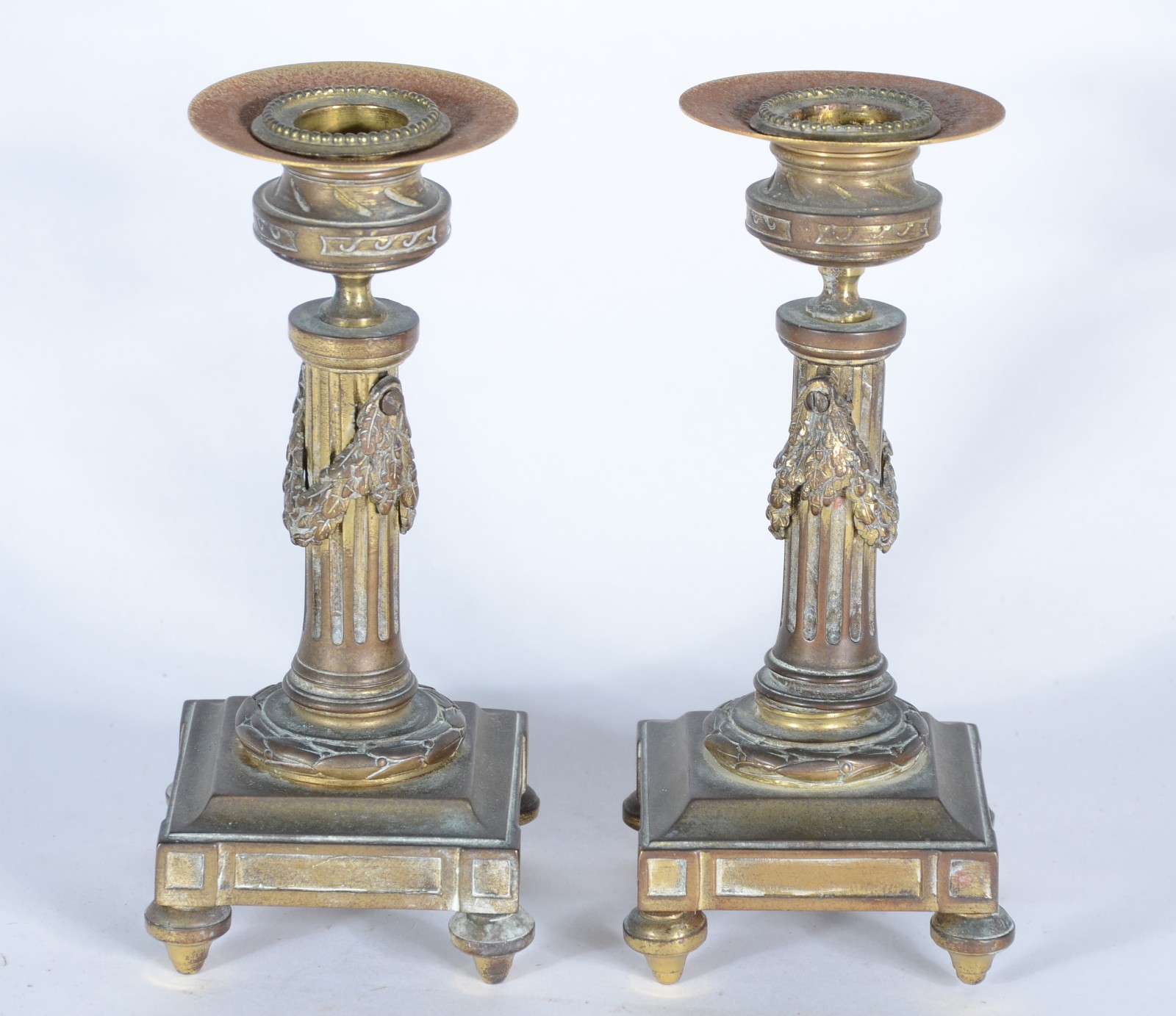 Par de castiçais de metal dourado na forma de colunas gregas com... - foto 2 de 4