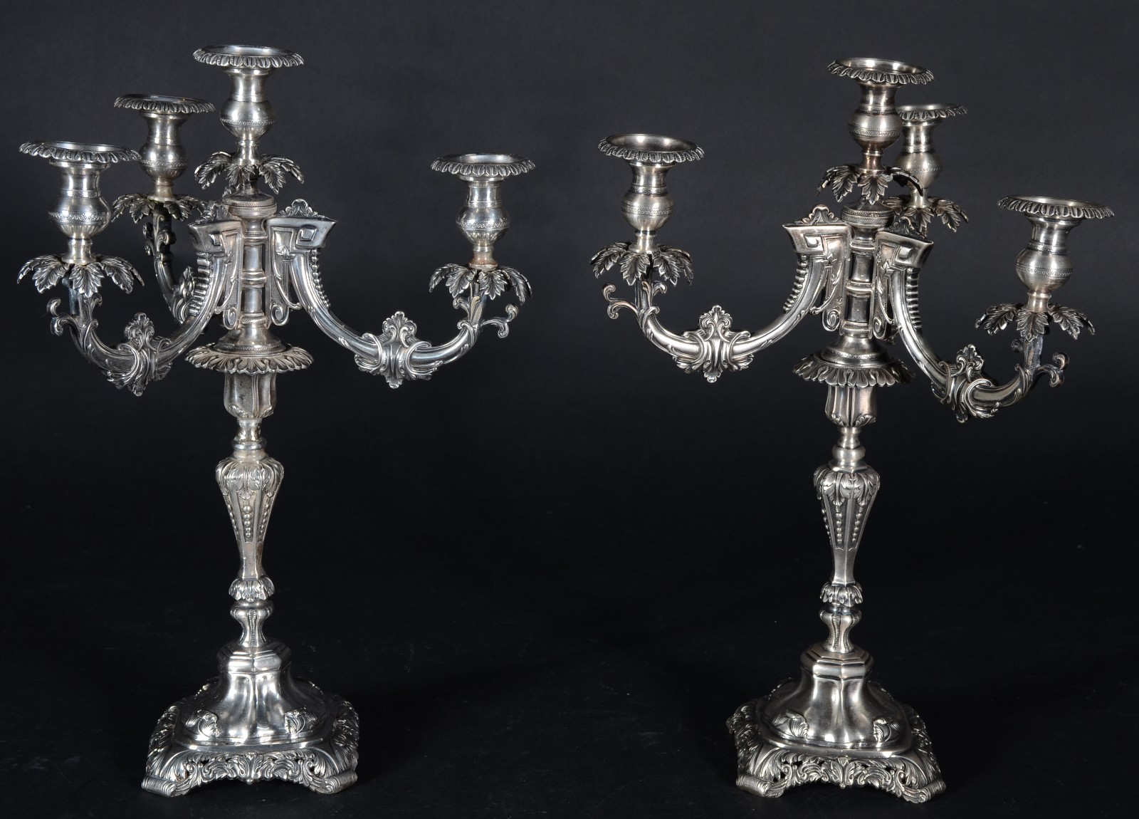Par de candelabros de prata contrastada para 4 velas cada, decorados... - foto 1 de 9
