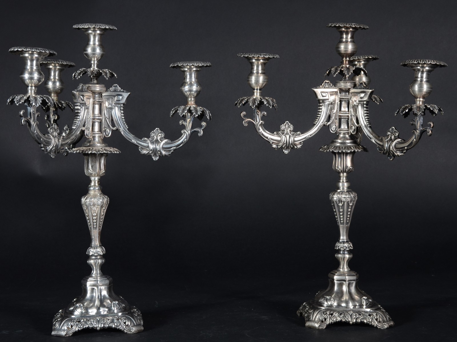 Par de candelabros de prata contrastada para 4 velas cada, decorados... - foto 2 de 9