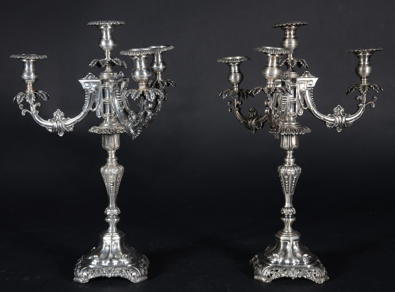 Par de candelabros de prata contrastada para 4 velas cada, decorados... - foto 4 de 9