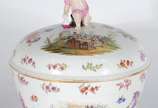 KPM (1831-1971),  - Belíssimo centro de mesa de porcelana alemã de Berlim, ricamente decorada com cenas de tabernas e arranjos florais em policromia, tampa com figura de 