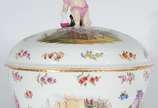 KPM (1831-1971),  - Belíssimo centro de mesa de porcelana alemã de Berlim, ricamente decorada com cenas de tabernas e arranjos florais em policromia, tampa com figura de 