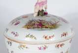 KPM (1831-1971),  - Belíssimo centro de mesa de porcelana alemã de Berlim, ricamente decorada com cenas de tabernas e arranjos florais em policromia, tampa com figura de 