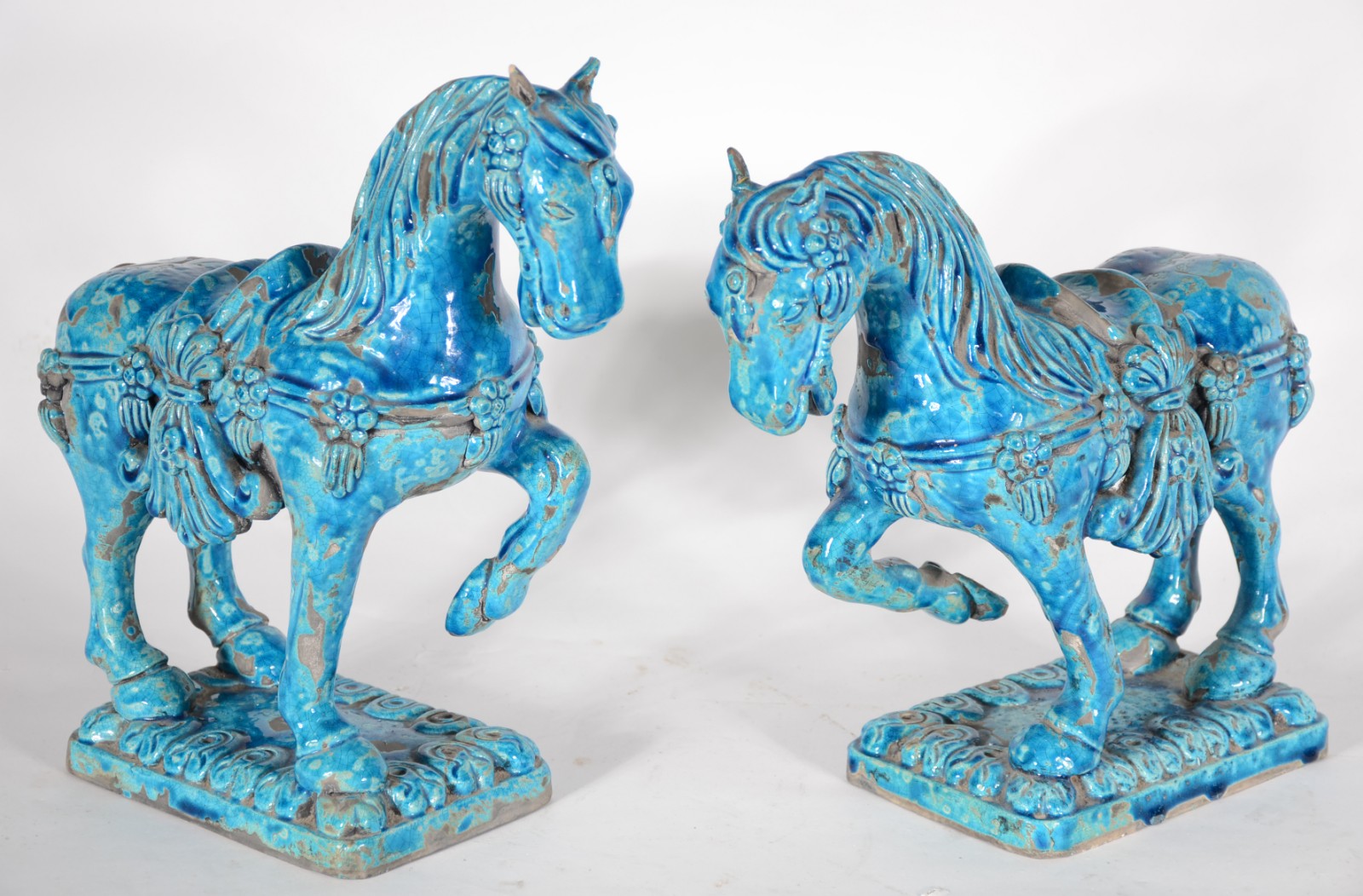 Par de cavalos de cerâmica oriental azul turquesa. Orelhas lascadas e... - foto 1 de 6