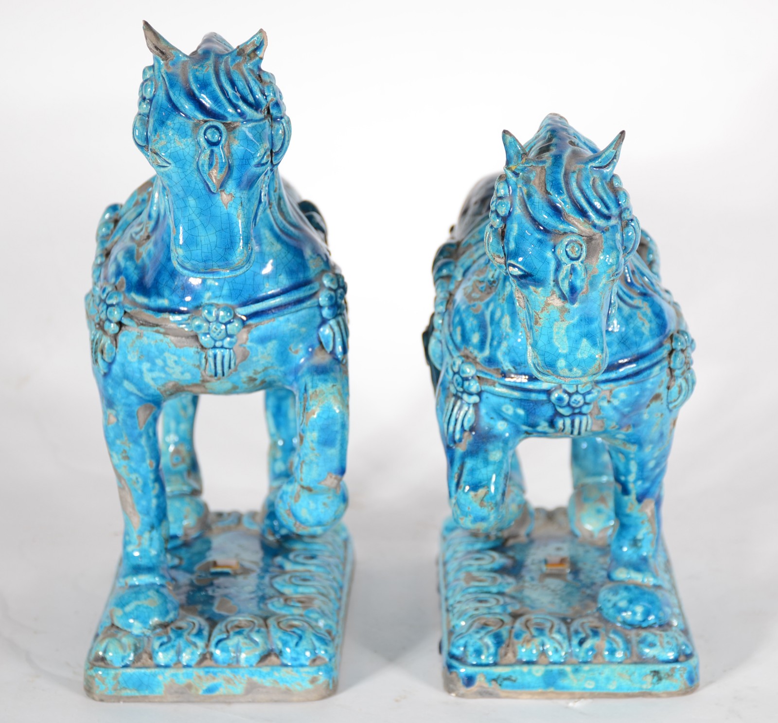 Par de cavalos de cerâmica oriental azul turquesa. Orelhas lascadas e... - foto 2 de 6