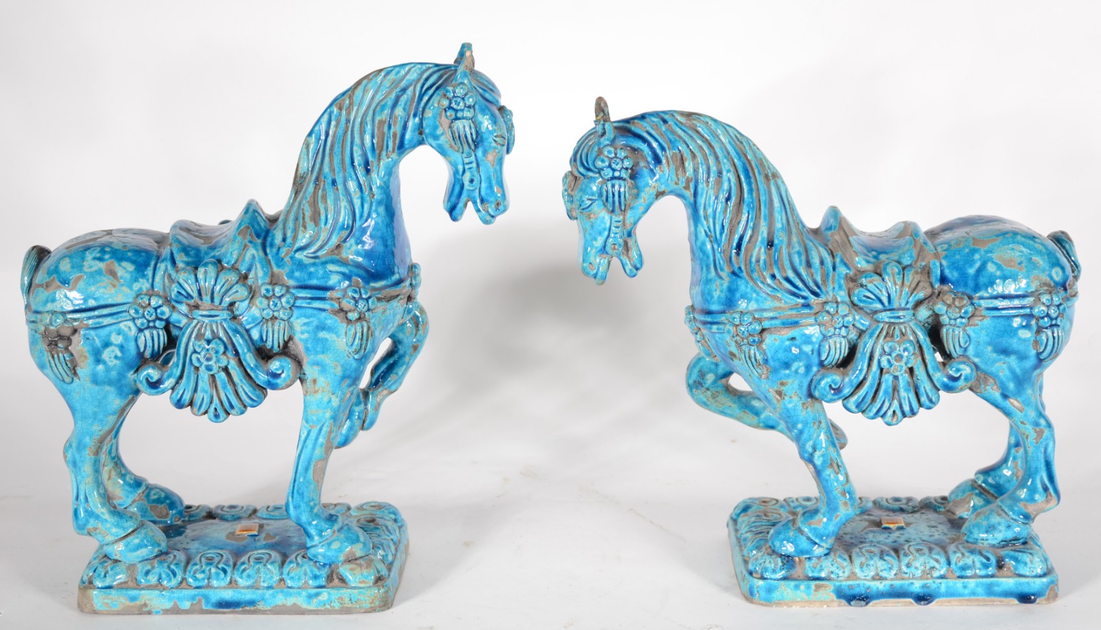 Par de cavalos de cerâmica oriental azul turquesa. Orelhas lascadas e... - foto 3 de 6