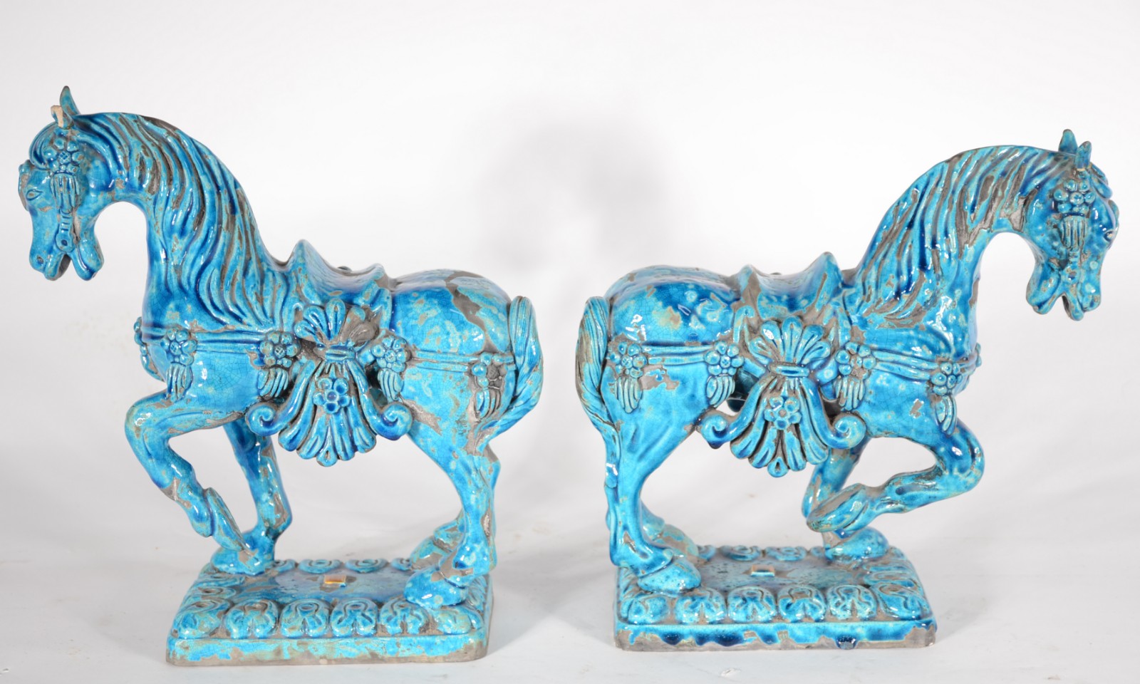 Par de cavalos de cerâmica oriental azul turquesa. Orelhas lascadas e... - foto 4 de 6