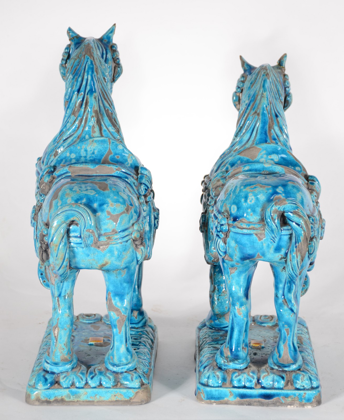 Par de cavalos de cerâmica oriental azul turquesa. Orelhas lascadas e... - foto 5 de 6