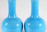 Par de vasos de porcelana chinesa azul turquesa... - Par de vasos de porcelana chinesa azul turquesa, marcas na base. Bocais fechados com metal.